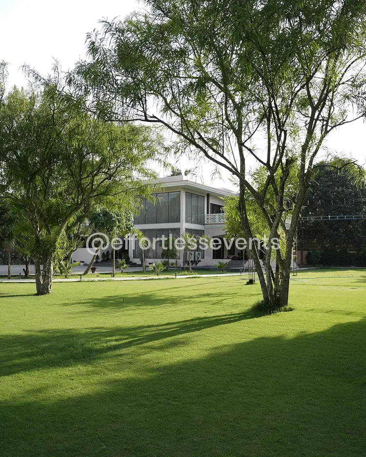 Farmhouse with rooms and a large lawn in Delhi NCR, an option for wedding guest accommodation